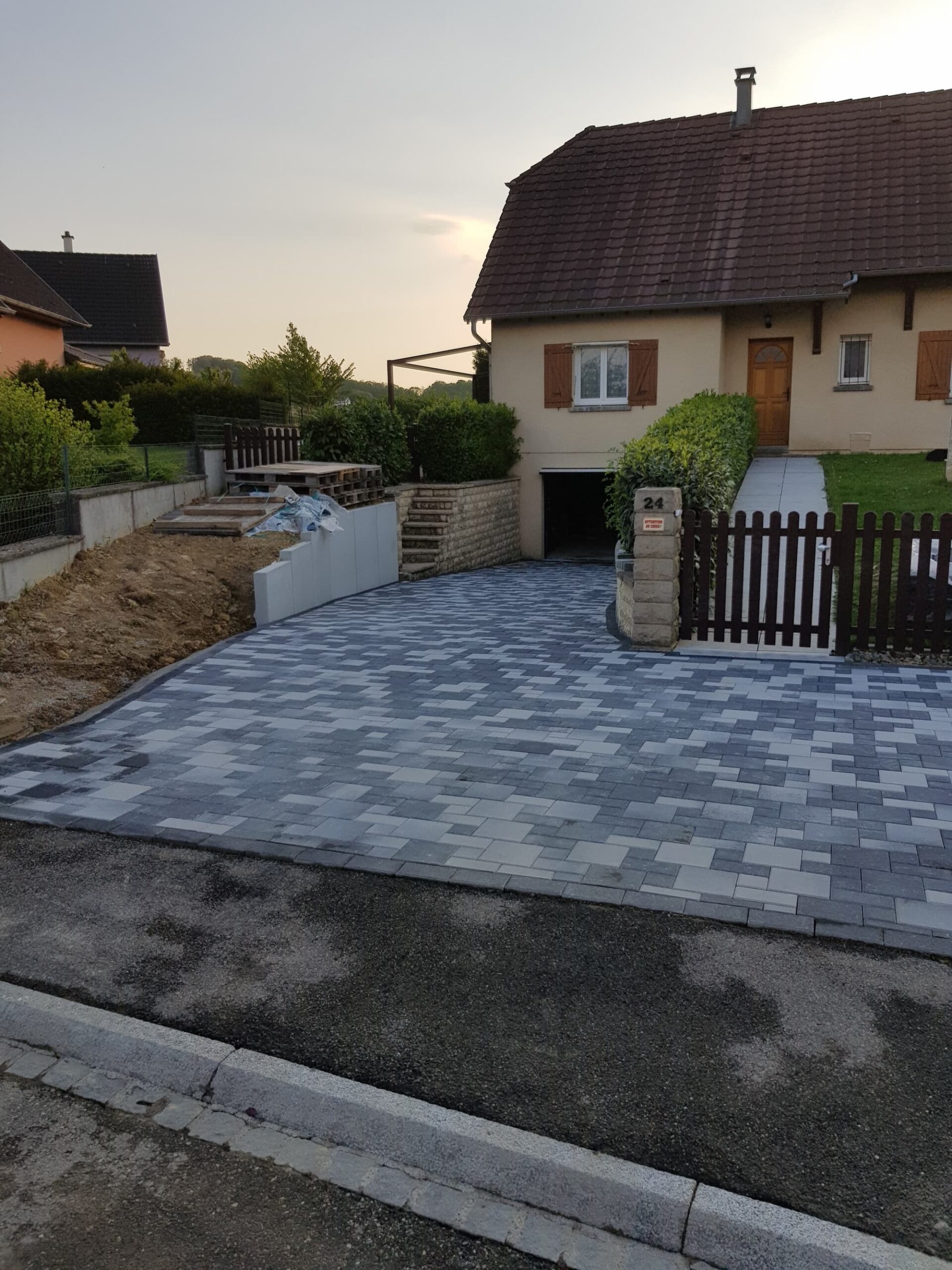 PAVAGE_DALLAGE_ENROBE2 SCALED | C&B Aménagement C & B Aménagement : vos experts en travaux de terrassement et aménagement exterieur à proximité de Saint-Louis et Mulhouse dans le Sundgau Mulhouse